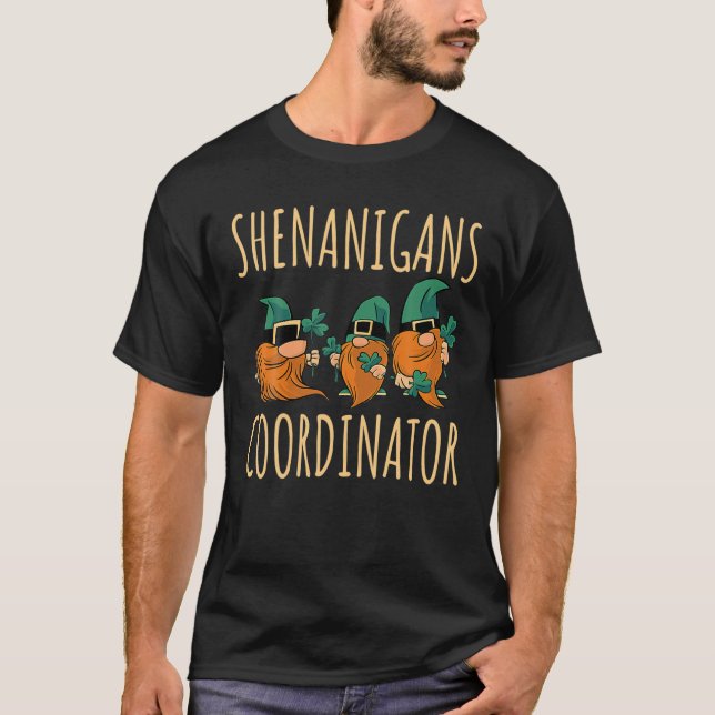 Camiseta Shenanigans Coordinator Funny Gnomies St Patrick's (Anverso)