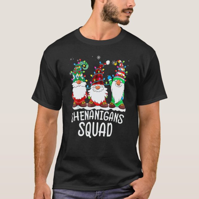 Camiseta Shenanigans Squad Gnomes Lights Christmas Pajamas  (Anverso)