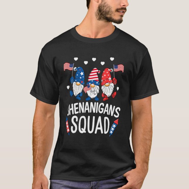 Camiseta Shenanigans Squad Happy 4th Of July  Gnome Patriot (Anverso)