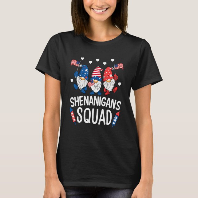 Camiseta Shenanigans Squad Happy 4th Of July  Gnome Patriot (Anverso)
