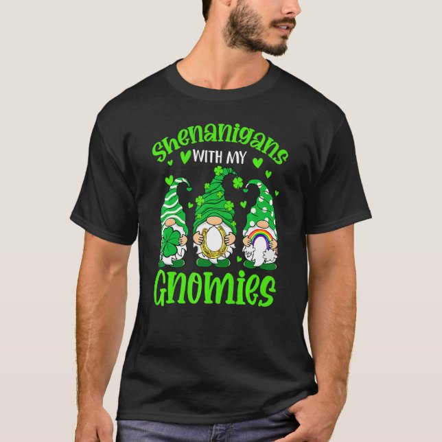 Camiseta Shenanigans With My Gnomies Funny Gnomes St Patric (Anverso)