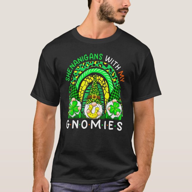 Camiseta Shenanigans With My Gnomies Rainbow Leopard St Pat (Anverso)