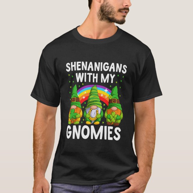Camiseta Shenanigans With My Gnomies St Patrick's Day Gnome (Anverso)