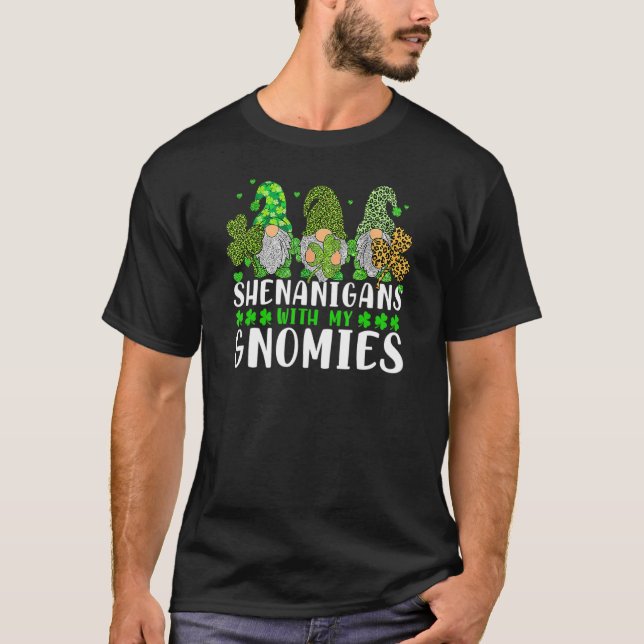 Camiseta Shenanigans With My Gnomies St Patrick's Day Gnome (Anverso)