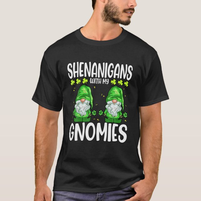 Camiseta Shenanigans With My Gnomies St Patricks Shamrock (Anverso)