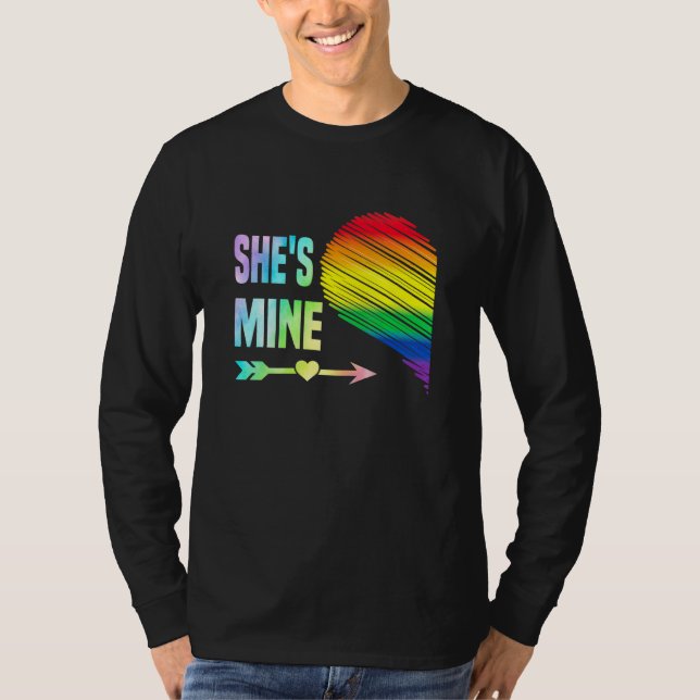 Camiseta Shes Mine Couple Heart Pride Lgbt Lesbiana Matc (Anverso)