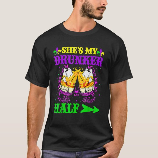 Camiseta She's My Drunker Half Shirt Mardi Gras Couple Shir (Anverso)
