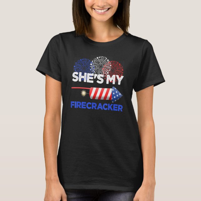 Camiseta Shes My Firecracker 4 De Julio Parejas Coincidente (Anverso)