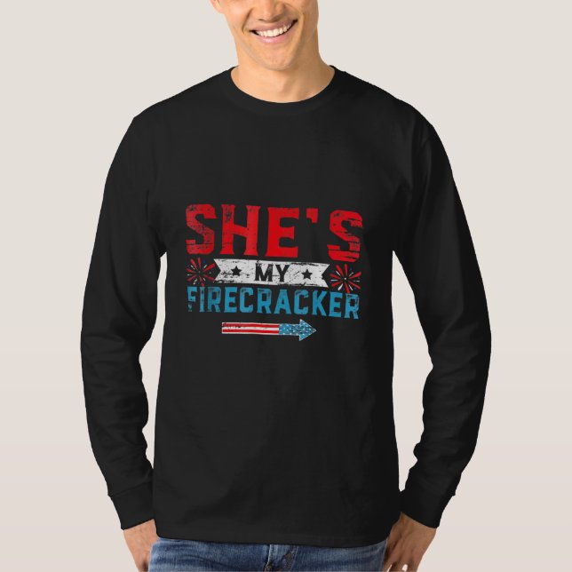 Camiseta Shes My Firecracker Su Y Sus Parejas Del 4 De Juli (Anverso)