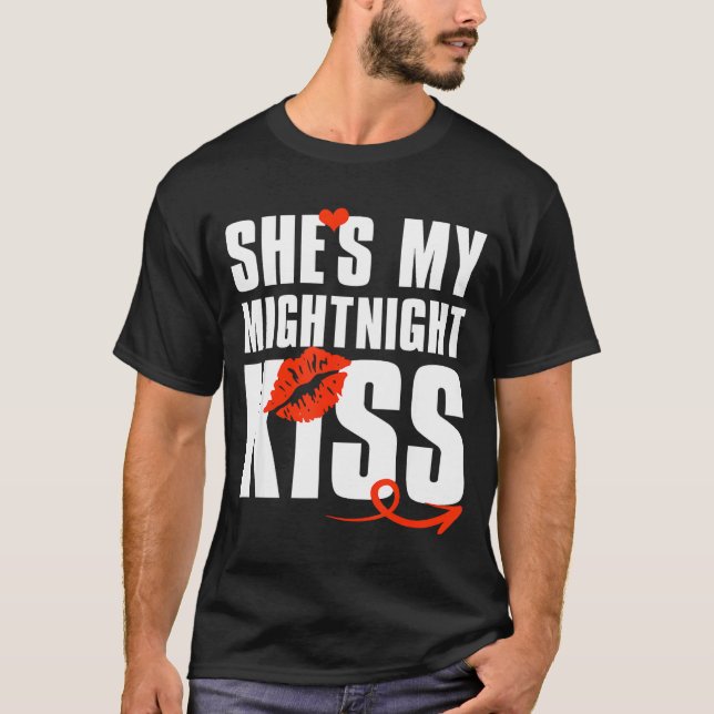 Camiseta She's My Midnight Kiss Happy New Year Matching Fun (Anverso)