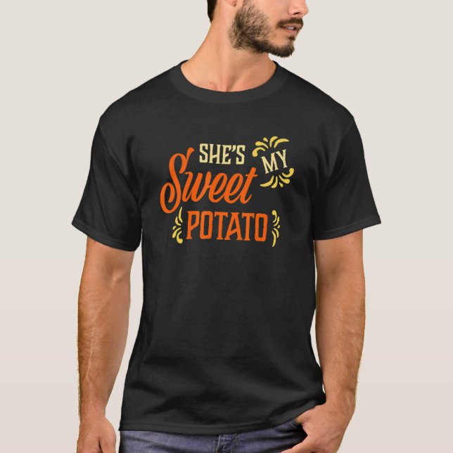 Camiseta She's My Sweet Potato Couples Family  Thanksgiving (Anverso)