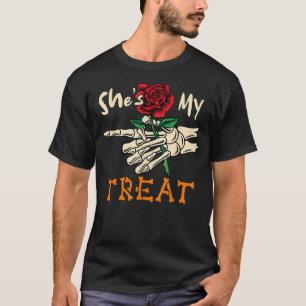 Camiseta Shes My Treat Halloween Skeleton Hand Holding Flow