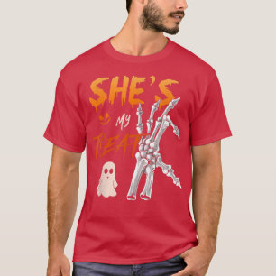 Camiseta Shes My Tret Halloween Skeleton Hand Mating Cou