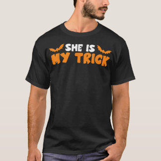 Camiseta Shes My Trick Halloween Night Bat Candy Magic 1291