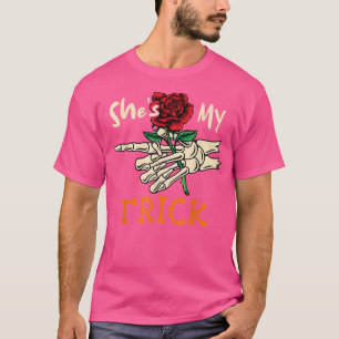 Camiseta Shes My Trick Halloween Skeleton Hand Holding Flow