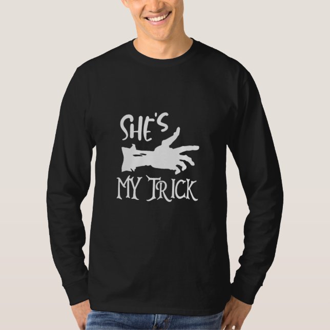 Camiseta She's My Trick He's My Treat Couples Skeleton Hand (Anverso)