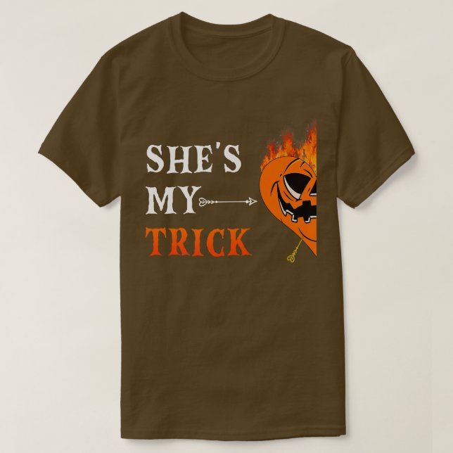 Camiseta Shes My Trick Jackolantern Pumpkin Pareja de Coinc (Diseño del anverso)