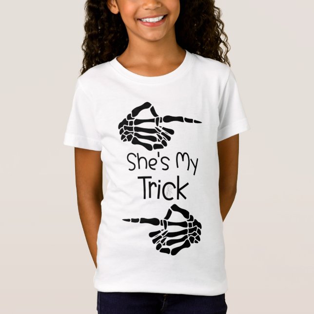 Camiseta Shes My Trick Matching Couple Halloween Costume (Anverso)