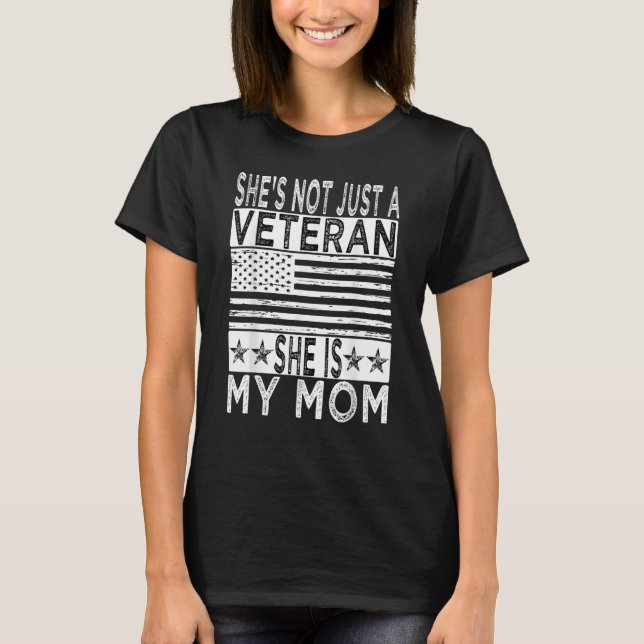 Camiseta She's Not Just A Veteran She Is My Mom Happy Veter (Anverso)