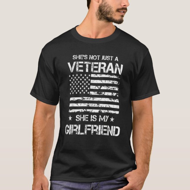 Camiseta She's Not Just A Veteran She's My Girlfriend Proud (Anverso)