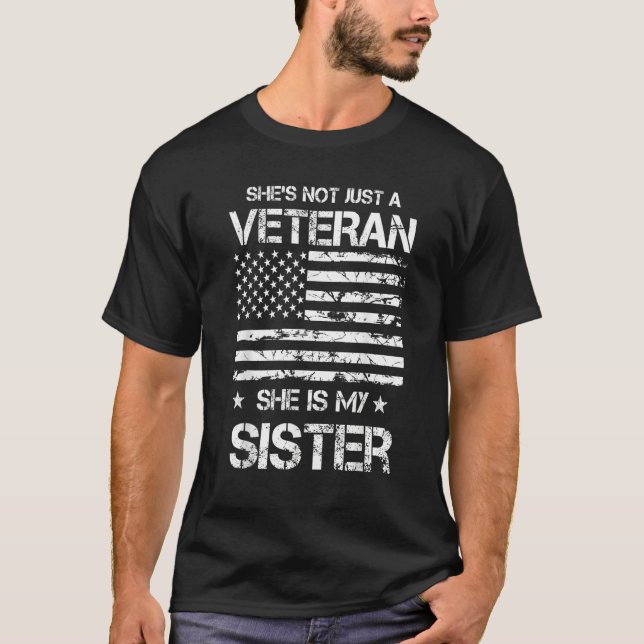 Camiseta She's Not Just A Veteran She's My Sister Proud Mil (Anverso)
