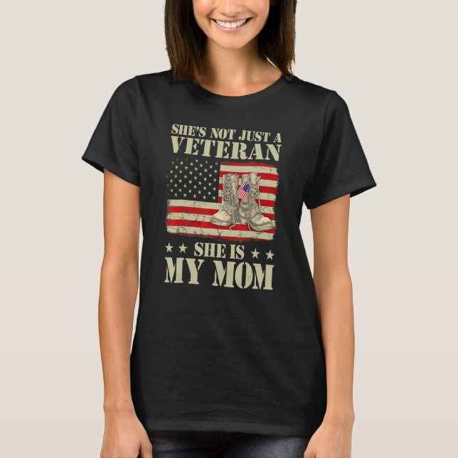 Camiseta She's Not Just Veteran She Is My Mom Happy Veteran (Anverso)