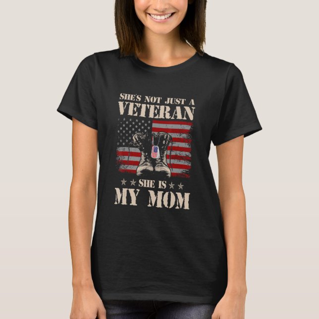 Camiseta She's Not Just Veteran She Is My Mom Happy Veteran (Anverso)