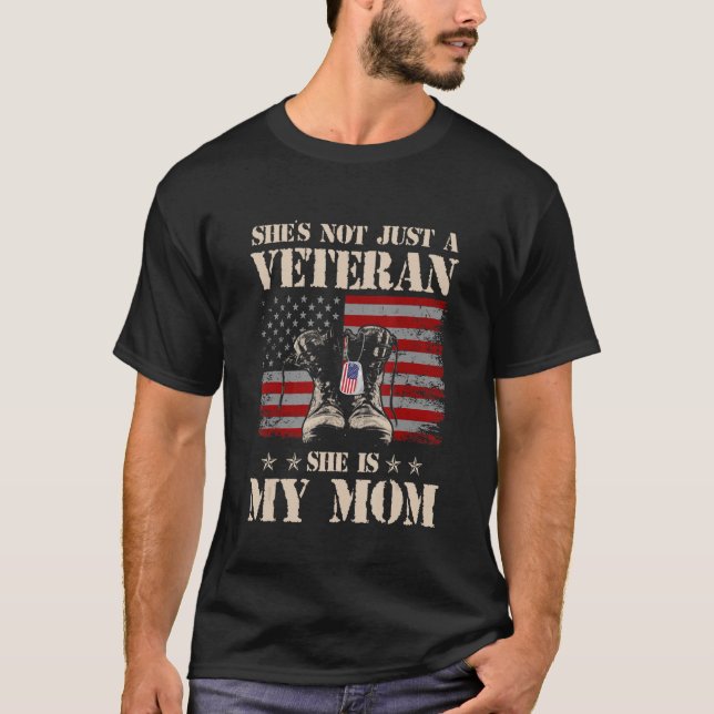 Camiseta She's Not Just Veteran She Is My Mom Happy Veteran (Anverso)
