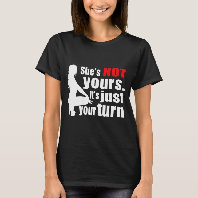 Camiseta She's Not Yours It's Just Your Turn Y Hot Girl (on (Anverso)
