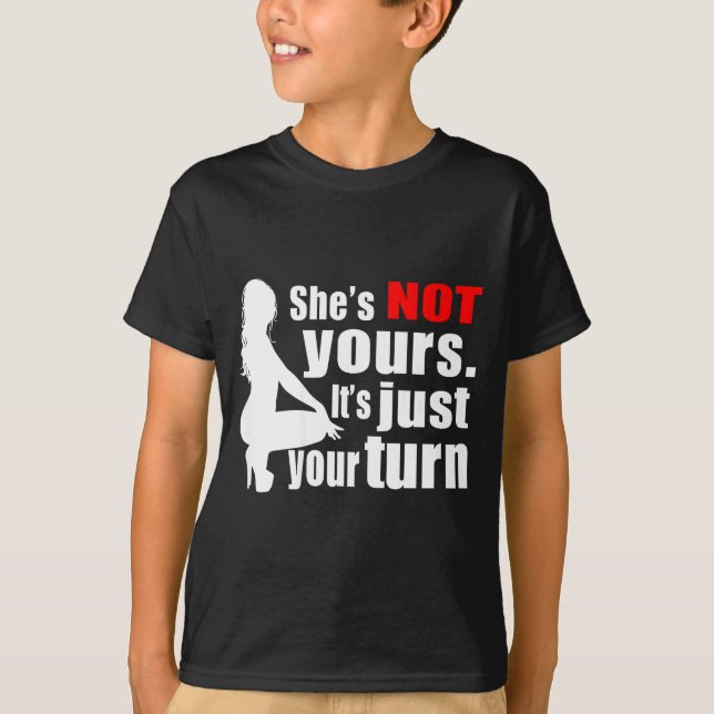 Camiseta She's Not Yours It's Just Your Turn Y Hot Girl (on (Anverso)