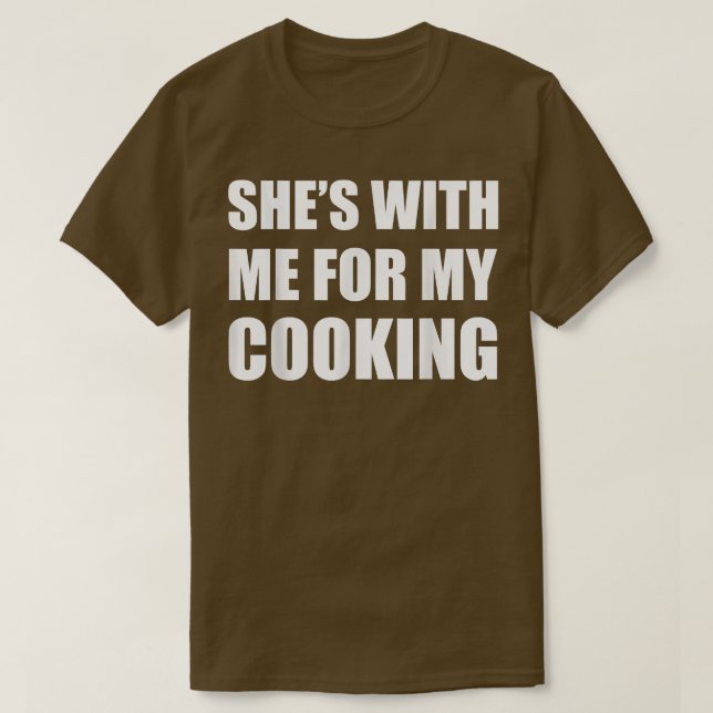 Camiseta Shes with Me para mi cita de cocina (Diseño del anverso)