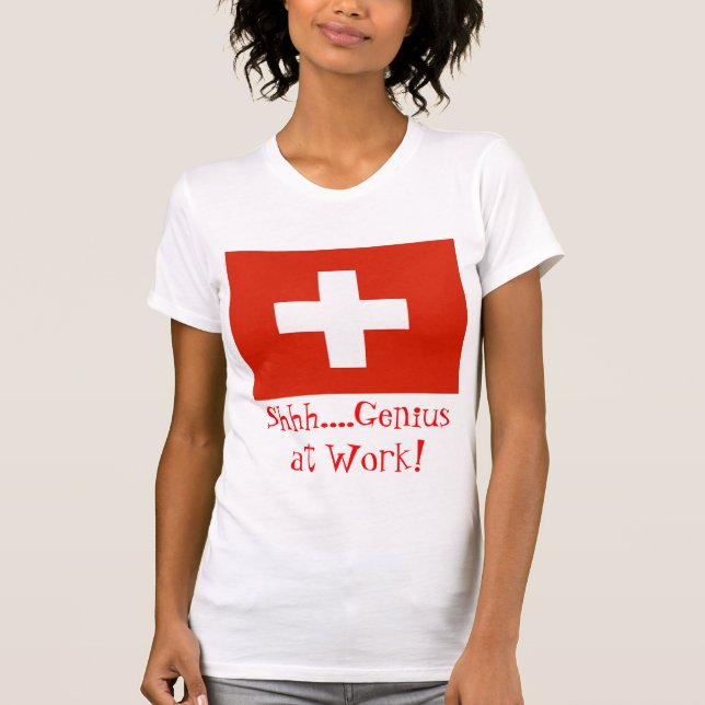 Camiseta Shh….¡Genio en el trabajo! con la bandera suiza (Anverso)