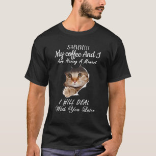 Camiseta Shhh Mi Café Y Yo Estamos Teniendo Un Momento Más 