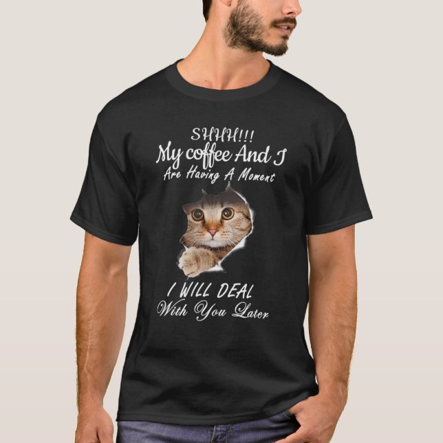 Camiseta Shhh Mi Café Y Yo Estamos Teniendo Un Momento Más  (Anverso)