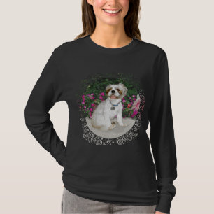 Camiseta Shih Tzu en un jardín