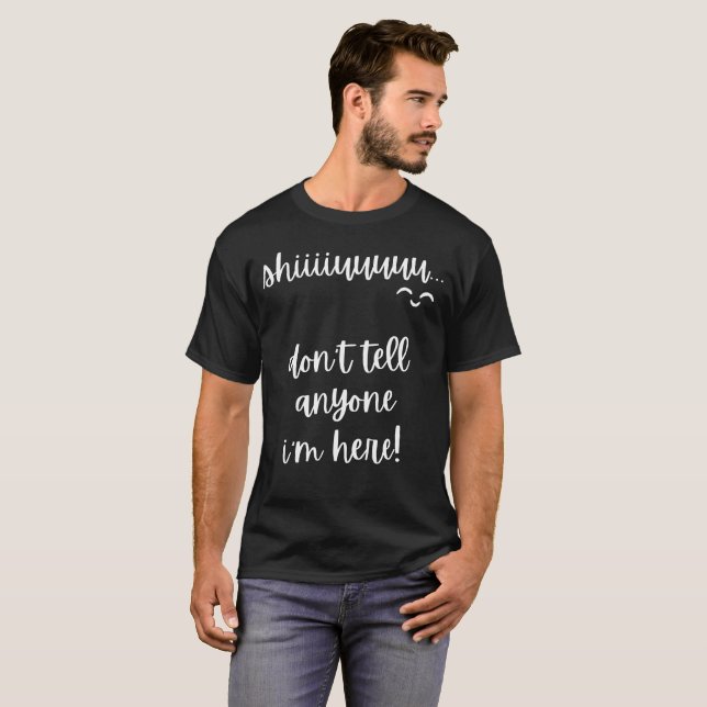 Camiseta shiu, no le digas a nadie que estoy aquí slogan (Anverso completo)