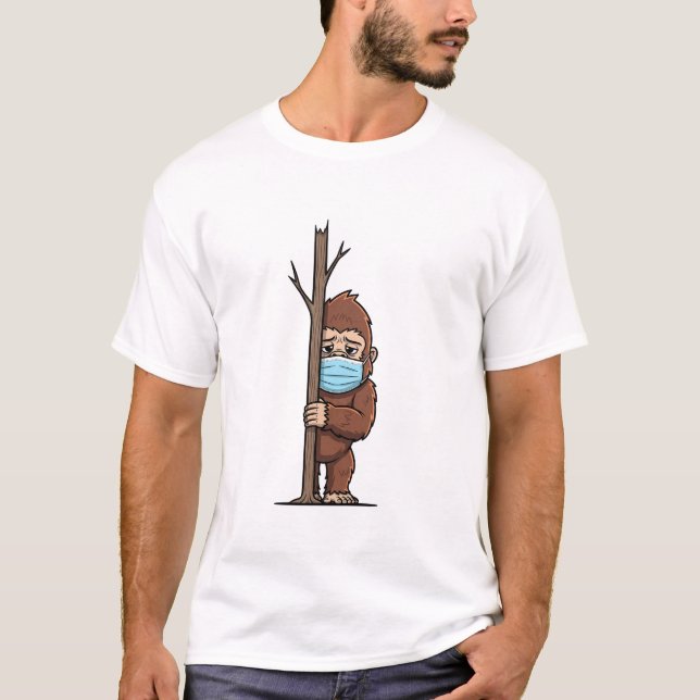 Camiseta Shy Bigfoot in Medical Mask Peeking Behind (Anverso)