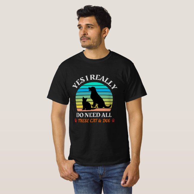 Camiseta Sí, De Verdad Necesito Todos Estos Gatos Y Perros (Anverso completo)