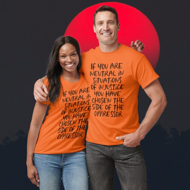 Camiseta Si es neutral en situaciones de injusticia (If You Are Neutral in Situations of Injustice Orange Tees-Shirts)