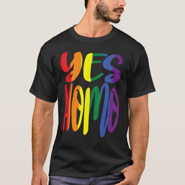 Camiseta sí homo, colores arcoiris en el dicho (Anverso)