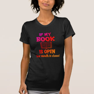 Camiseta Si Mi Libro Está Abierto Tu Boca Está Cerrada Con