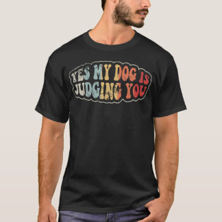 Camiseta Sí, mi perro te está juzgando divertido retro vint