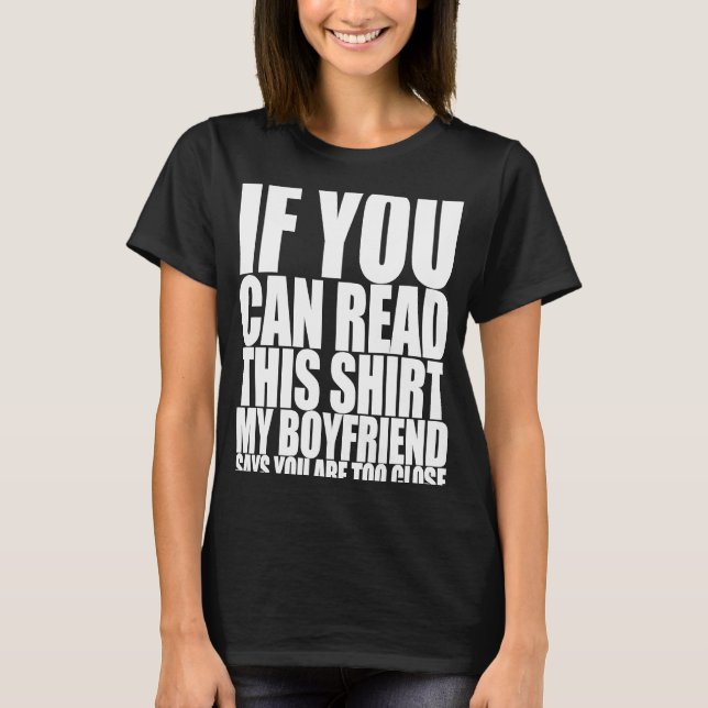 Camiseta Si Puedes Leer Esto Mi Novio Dice Muy Cerca (Anverso)