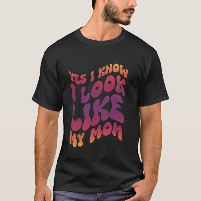 Camiseta Sí, Sé Que Me Parece Mi Mamá. (Anverso)