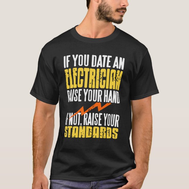 Camiseta Si Se Sale Con Un Electricista Levantar La Maleta  (Anverso)