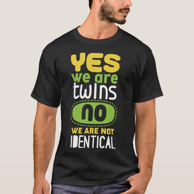 Camiseta Sí Somos Gemelos No No Somos Idénticos  (Anverso)