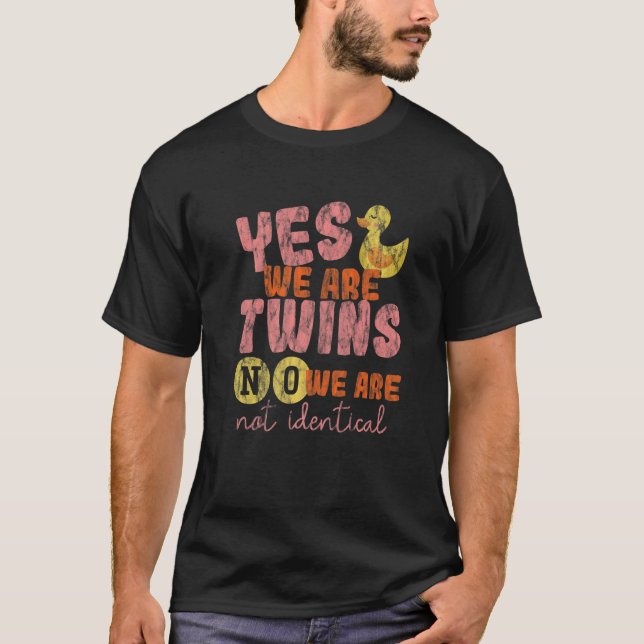 Camiseta Sí Somos Gemelos No No Somos Idénticos (Anverso)