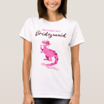 Camiseta Sí, soy una dama de honor Personalizado de dinosau<br><div class="desc">Divertido para que las damas de honor se pongan en la fiesta de solteras o de gallina,  este ingenioso diseño tiene una tipografía rosa Sí,  soy una dama de honor con un personalizado de un lindo dinosaurio disfrutando del fiesta.</div>