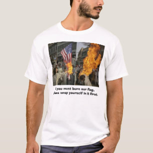 Camiseta Si usted debe quemar nuestra bandera, envuélvase