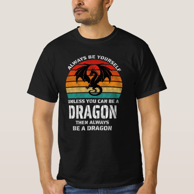 Camiseta Siempre Sé Tú Mismo A Menos Que Puedas Retro Dragó (Anverso)